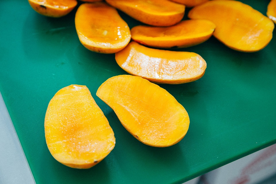 sliced mangoes - Sol Razo